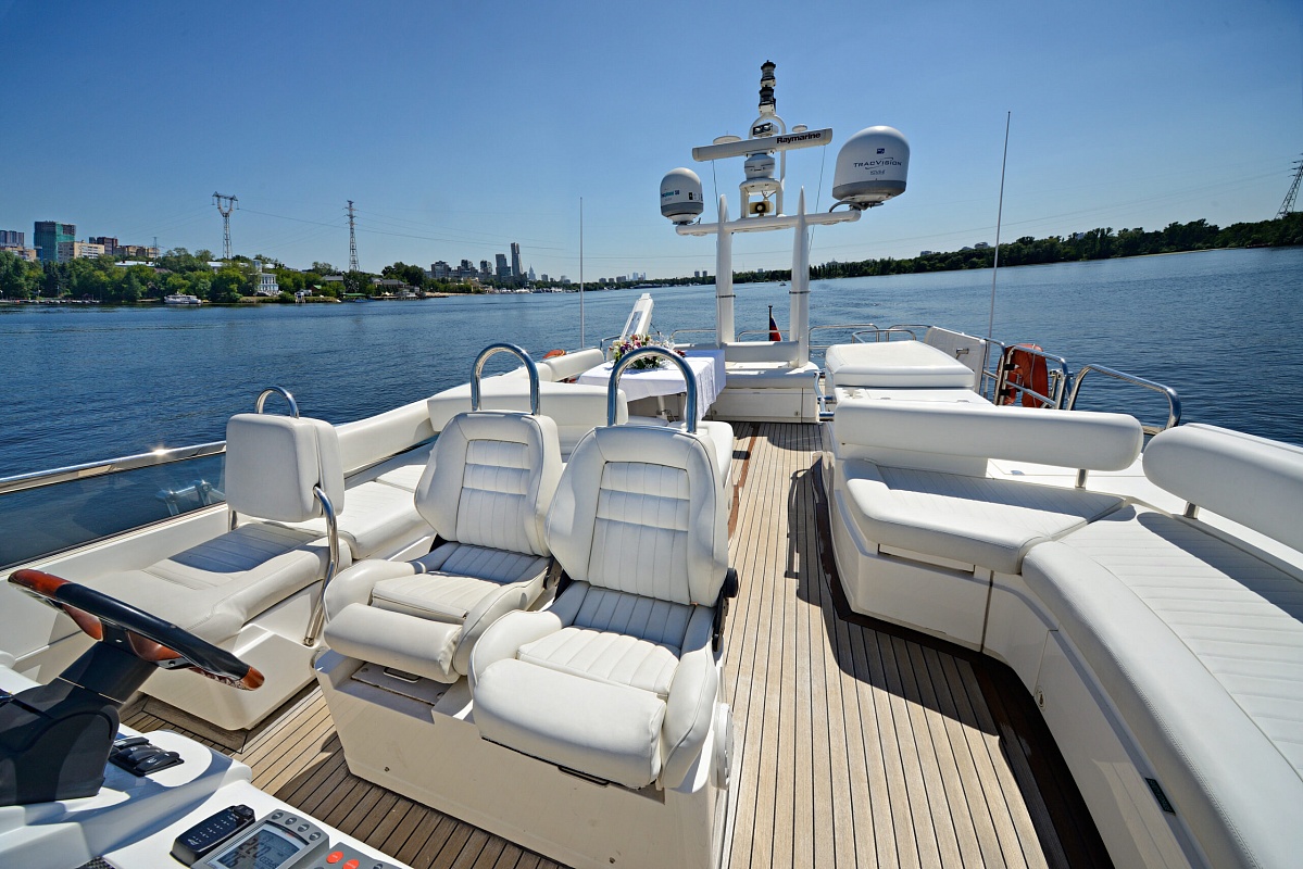 Аренда моторной яхты Fairline Squadron 74 в Москве - флайбридж